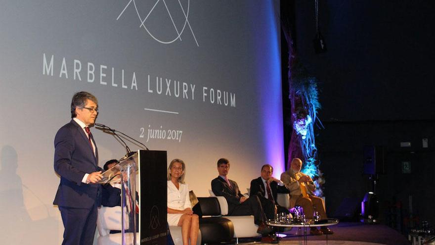 Los cines Goya acogieron ayer la inauguración del Marbella Luxury Fórum, antesala de Marbella Luxury Weekend, en el que 16 profesionales abordaron los retos del sector del lujo de cara al futuro en una edición que contó con la presencia del concejal de Turismo del Ayuntamiento de Marbella, Javier Porcuna; el presidente del CIT, Juan José González; la responsable de Hacienda de la Diputación, Francisca Caracuel; o el presidente de Acosol, Manuel Cardeña.