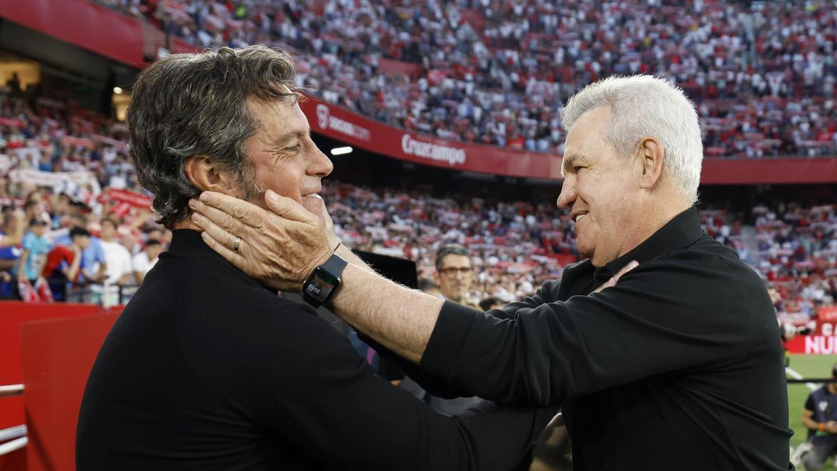 Javier Aguirre saluda a Quique Sánchez Flores antes del partido entre Sevilla y Mallorca.