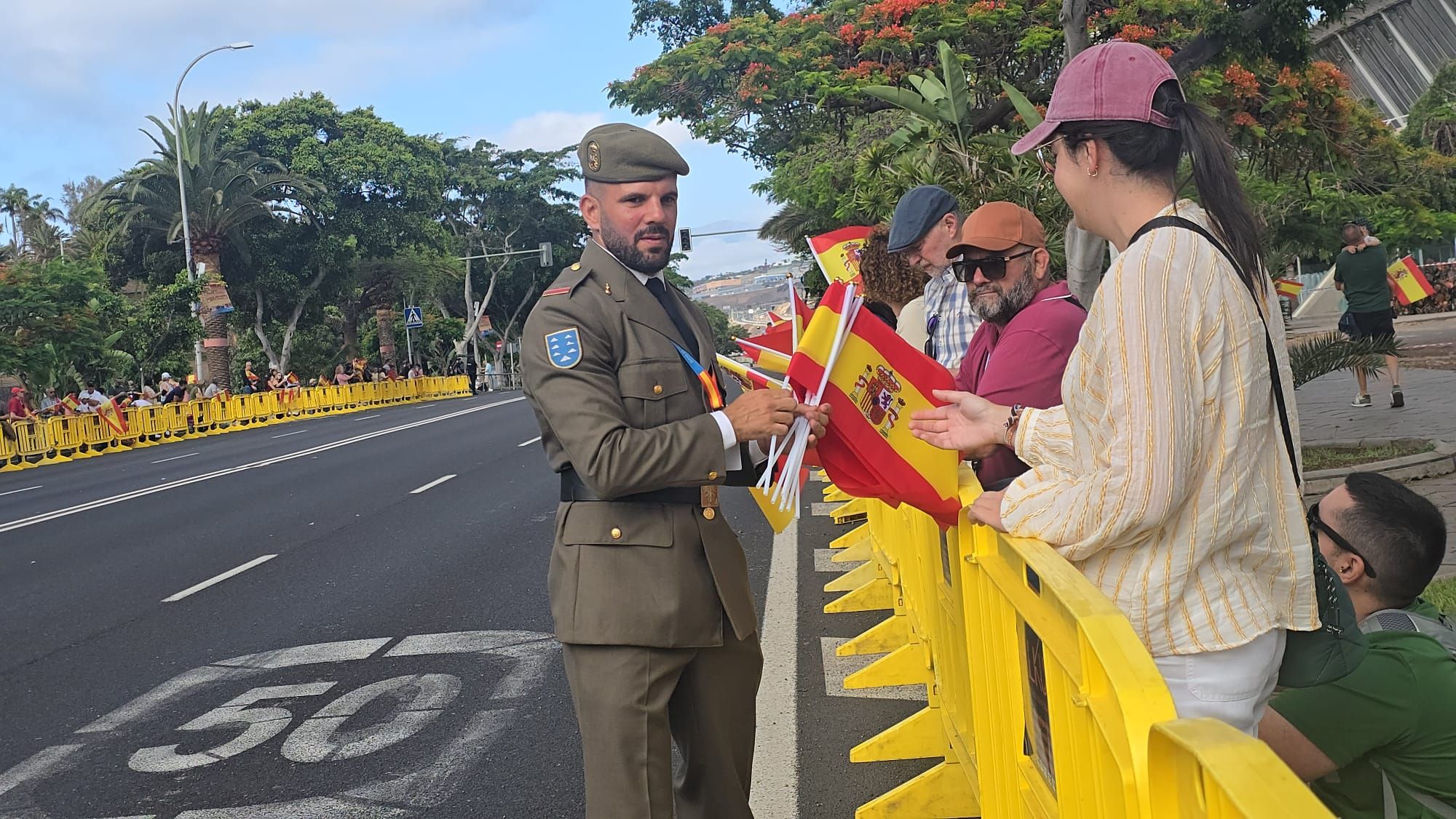 Reparto de banderas antes del acto por el Día de las Fuerzas Armadas