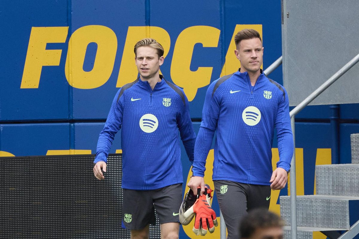 De Jong y Ter Stegen, a punto de comenzar el entrenamiento del Barça en el campo del Mónaco la pasada campaña.