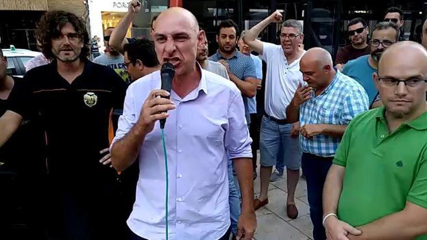 Los taxistas gritan contra las VTC: "Guerra, guerra, guerra"