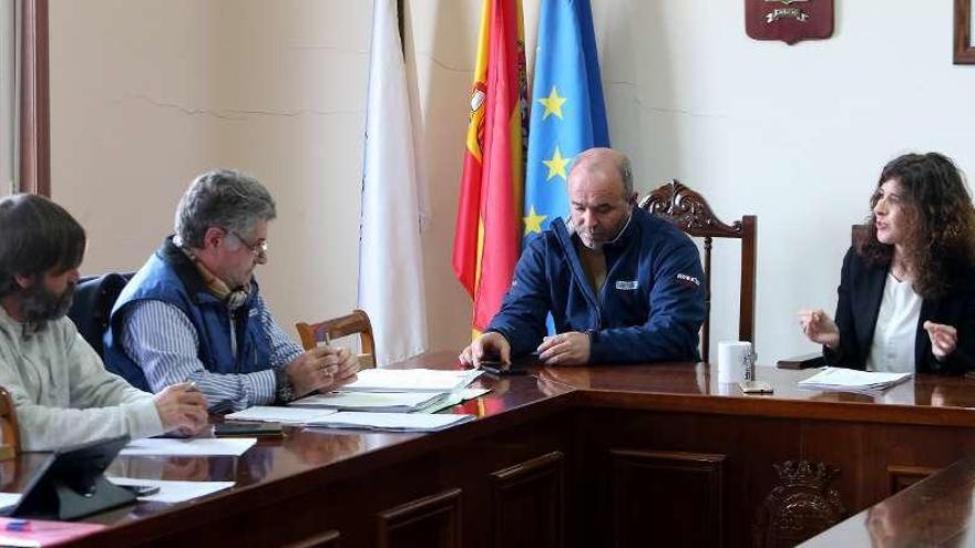 Discusión entre la alcaldesa y el portavoz socialista, en el pleno monográfico sobre el Talaso, celebrado con la Corporación a medias. // Marta G. Brea