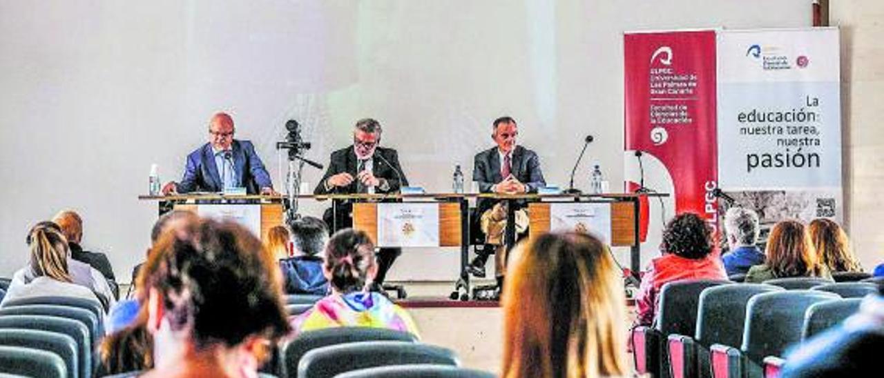 Germán Gallardo, Lluis Serra y Enrique Rubio Royo en la presentación de las jornadas.