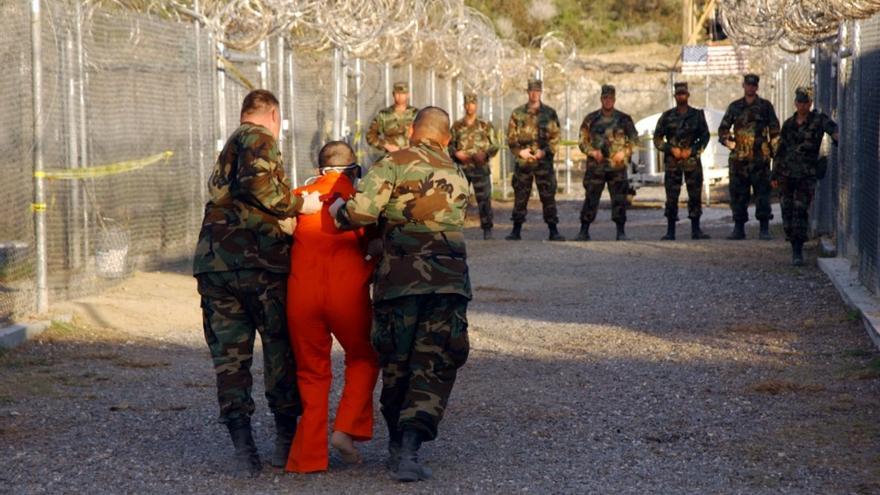 Traslado en la cárcel de Guantánamo.