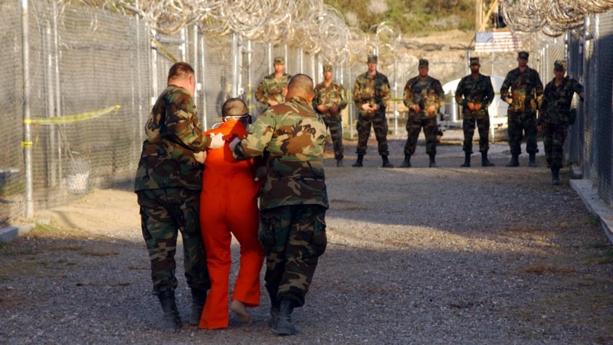 Traslado en la cárcel de Guantánamo.