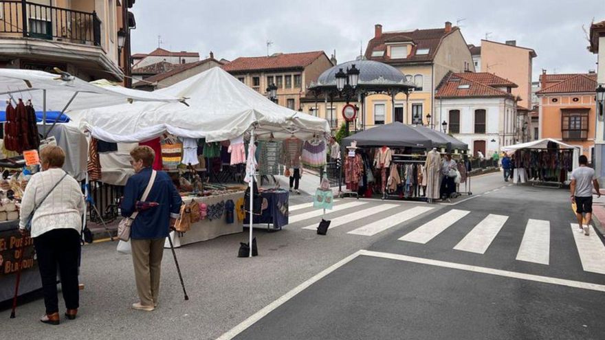 Puestos en el mercado estival de Noreña. | L. P.