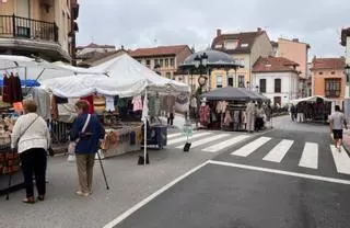 Noreña celebra la primera jornada de su Mercado de Verano y prepara ya la hoguera