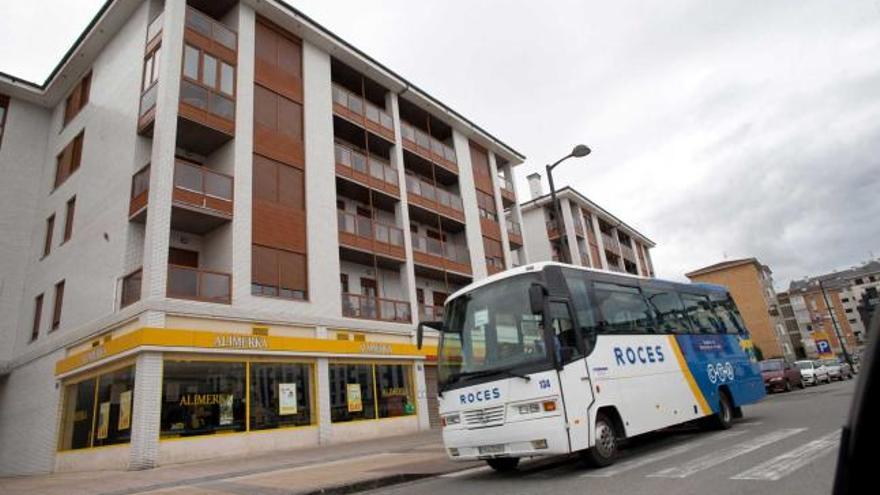 Un autobús de la empresa Roces, circulando por Luanco.