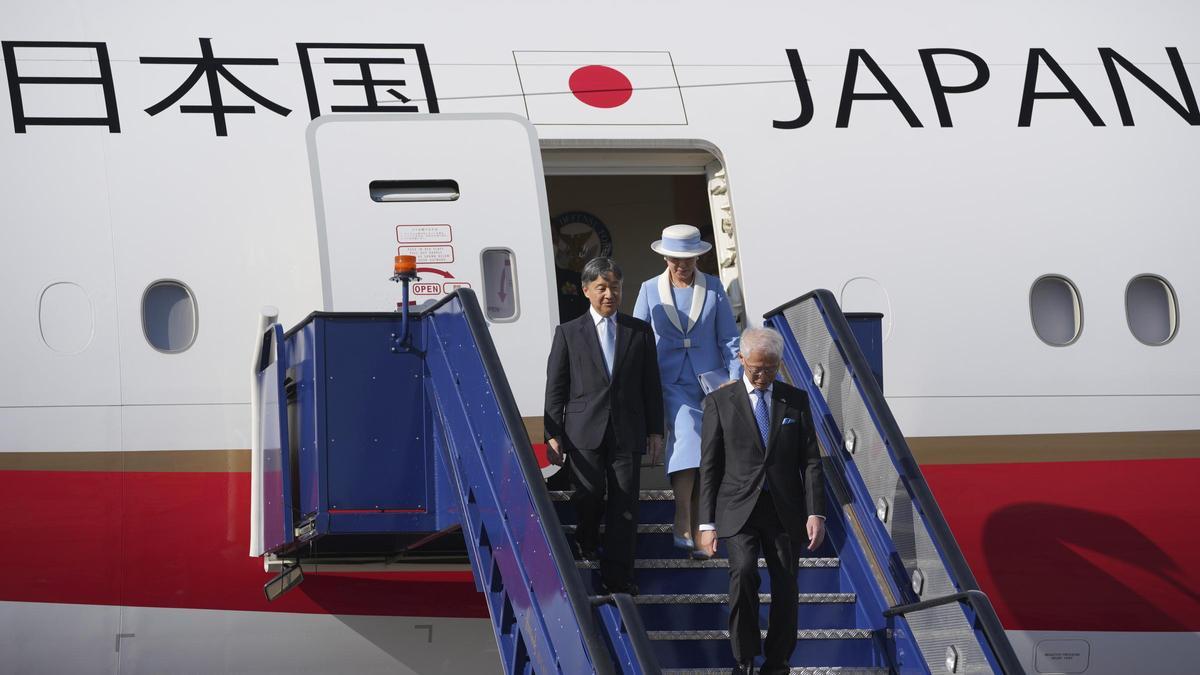 El emperador japonés Naruhito y su esposa Masako, a su llegada al aeropuerto de Stansted, en Londres.