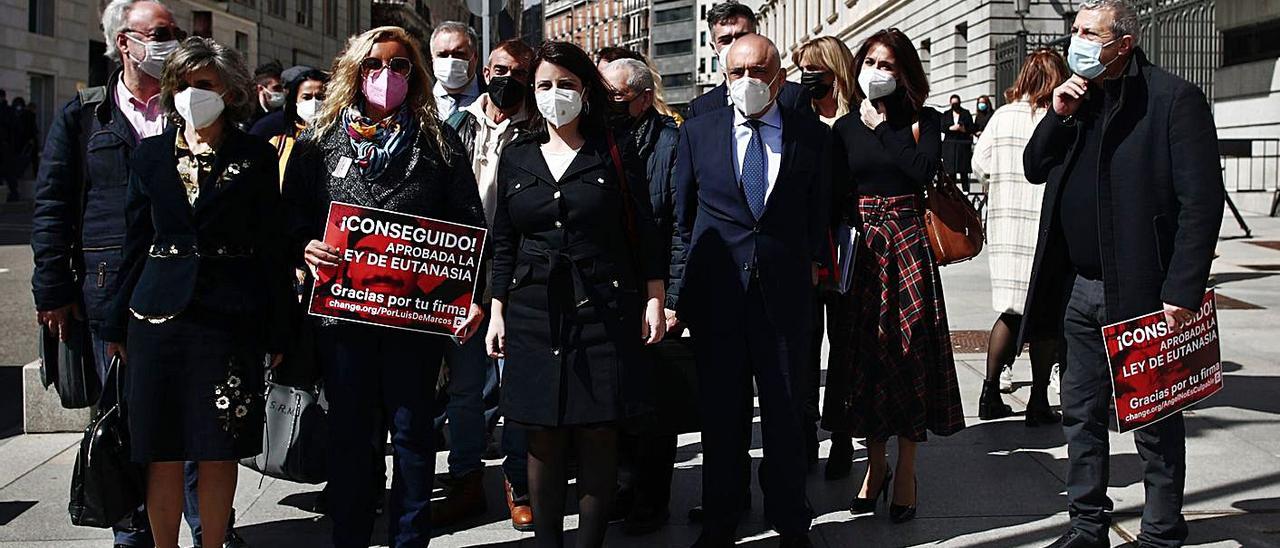 En primer término, la exministra María Luisa Carcedo; Asun Gómez, viuda del activista Luis de Marco; y la portavoz parlamentaria del PSOE, Adriana Lastra, con familiares y médicos, ante el Congreso tras la aprobación de la ley. | Efe