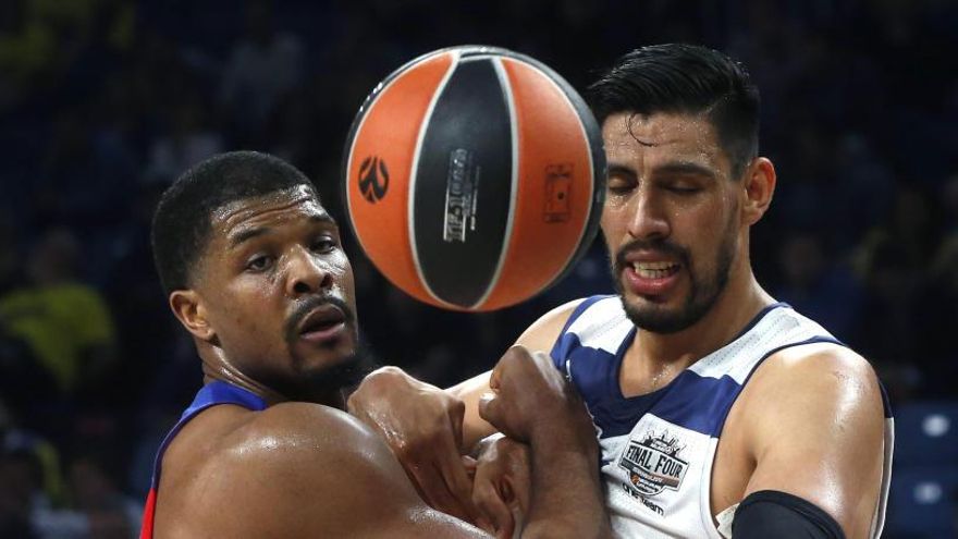 Gustavo Alfonso Ayón y Kyle Hines pugnan por un balón.