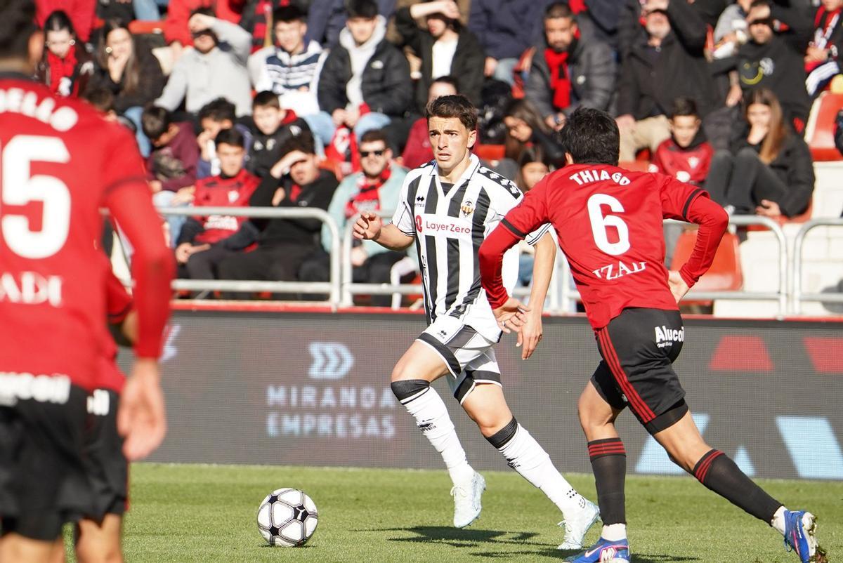 Álex Calatrava dio un gol y anotó un tanto en Anduva.