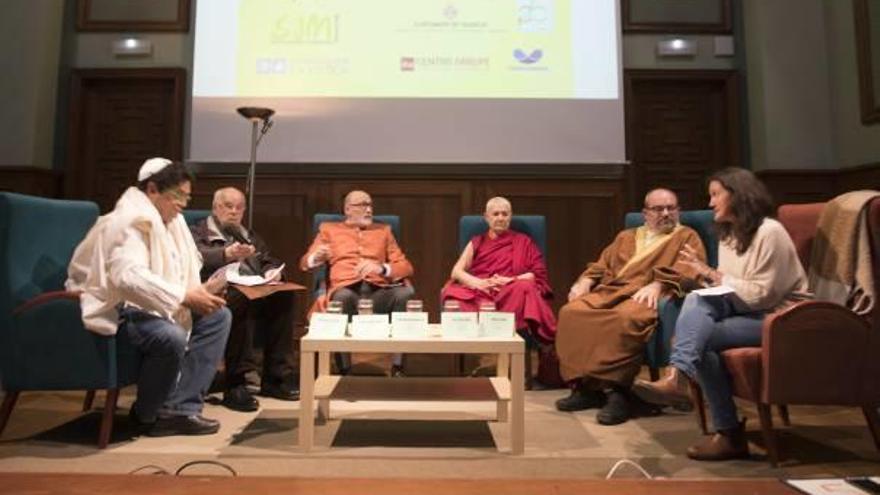 Representantes de las cinco confesiones religiosas mayoritarias, ayer en València.