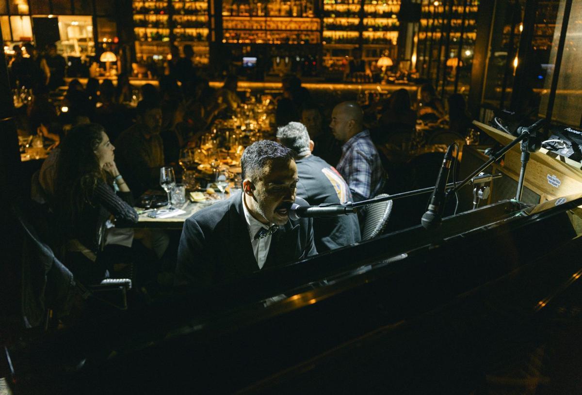 ROTO está abierto todo el invierno con un programa semanal que combina música, cocina y energía con atractivas propuestas como el piano bar.