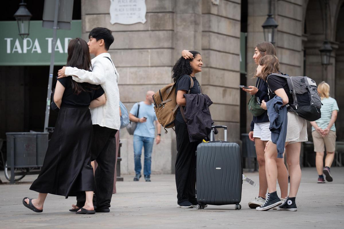 Un grupo de turistas en el centro de Barcelona.