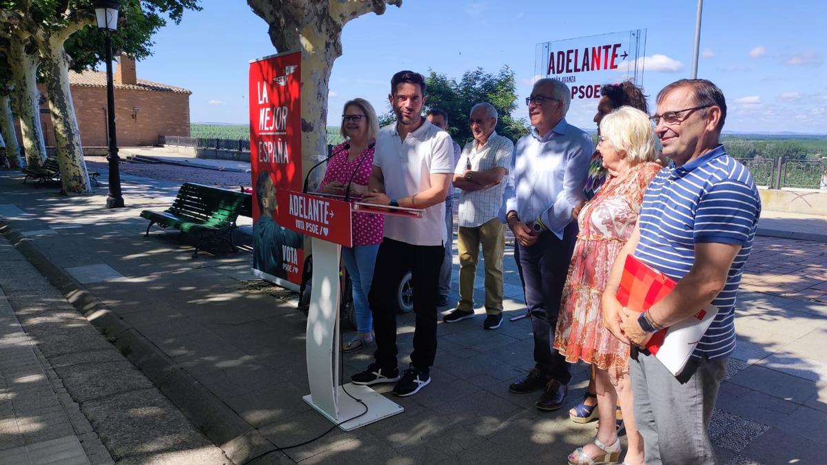 Antidio Fagúndez y Mariam Martínez, con otros candidatos del PSOE y cargos socialistas en  los paseos de la Mota.