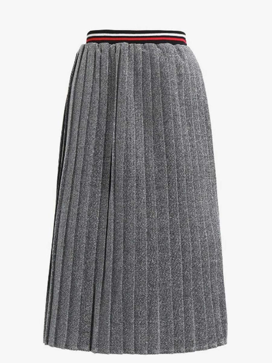 Falda gris plisada acampanada en color gris de Jennyfer. (Precio: 25, 95 euros)