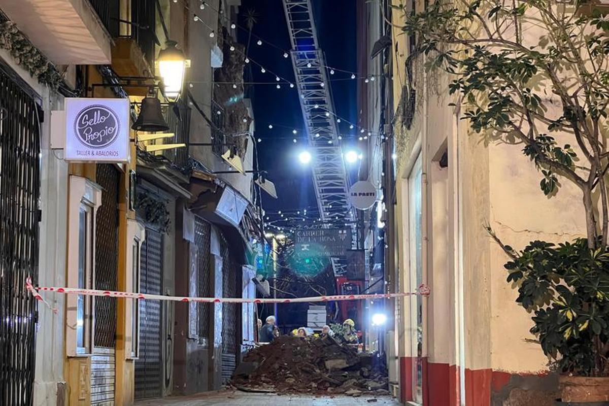 Escombros del derrumbe de la calle de la Rosa donde una persona ha resultado herida leve.