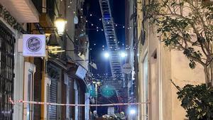 Escombros del derrumbe de la calle de la Rosa donde una persona ha resultado herida leve.