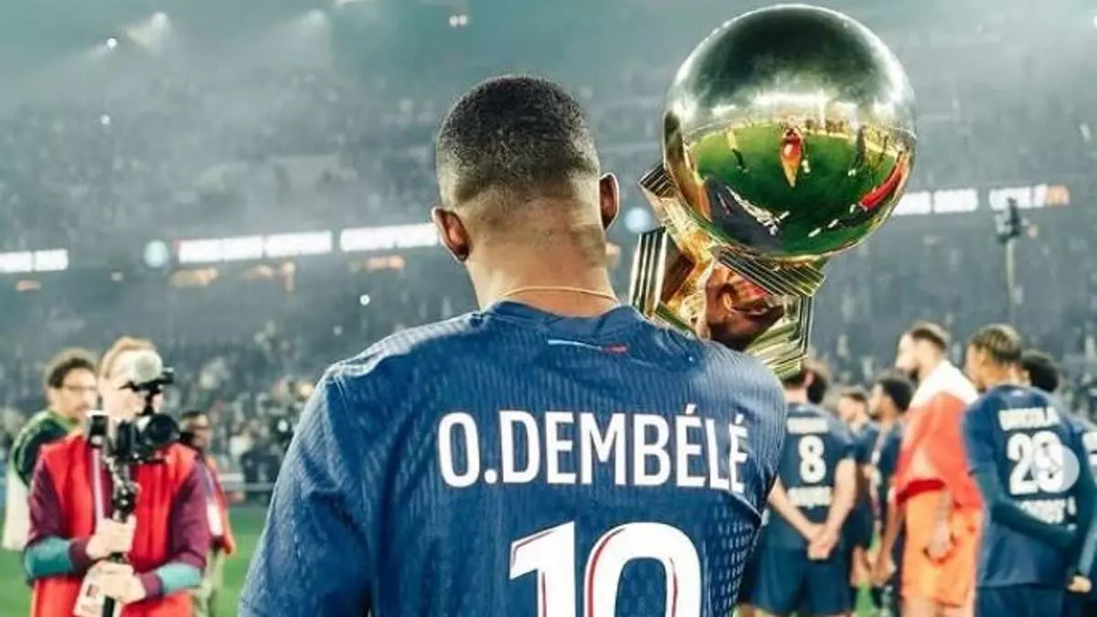 Dembélé acaricia el Balón de Oro