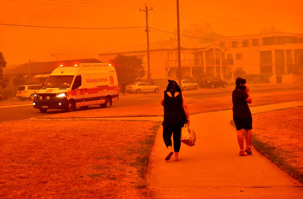 Miles de personas se refugian en una playa del sureste de Australia para huir de los incendios