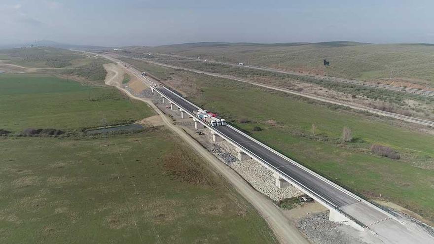 Nueve camiones de 47 toneladas cada uno certifican la solvencia del viaducto del AVE en Plasencia