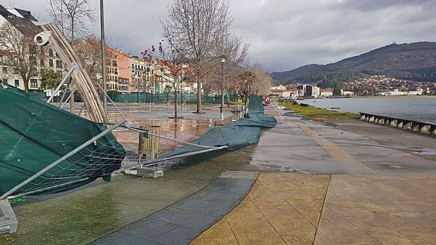 Vallado de las obras del parque de la alameda de Moaña. |   // S.Á.