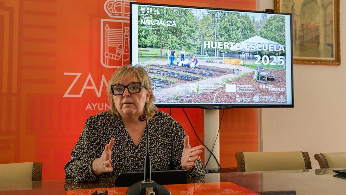 la concejala de Fondos Europeos, Transformación Digital, Prensa y Urbanismo, Ana Belén González, presenta la nueva temporada de los Huertos Escuela