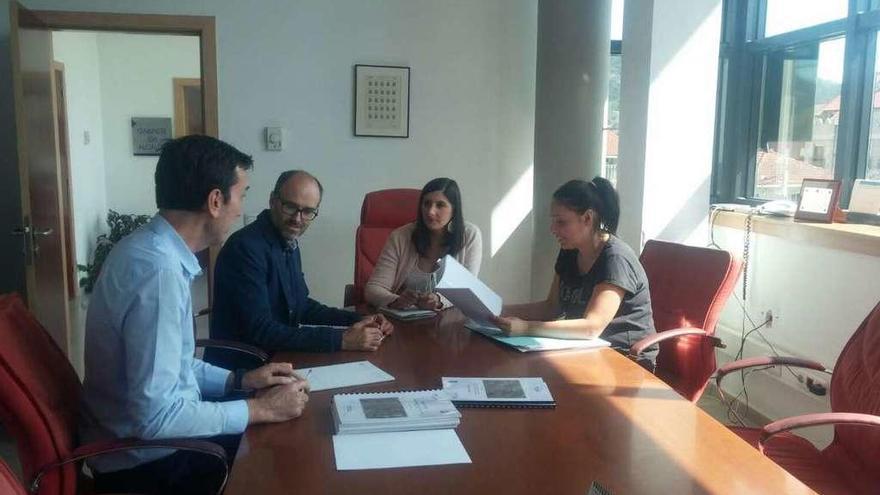 La alcaldesa (centro) con Marta Freire y Odilo Barreiro en la reunión con el jefe de Aqualia. // S.A.