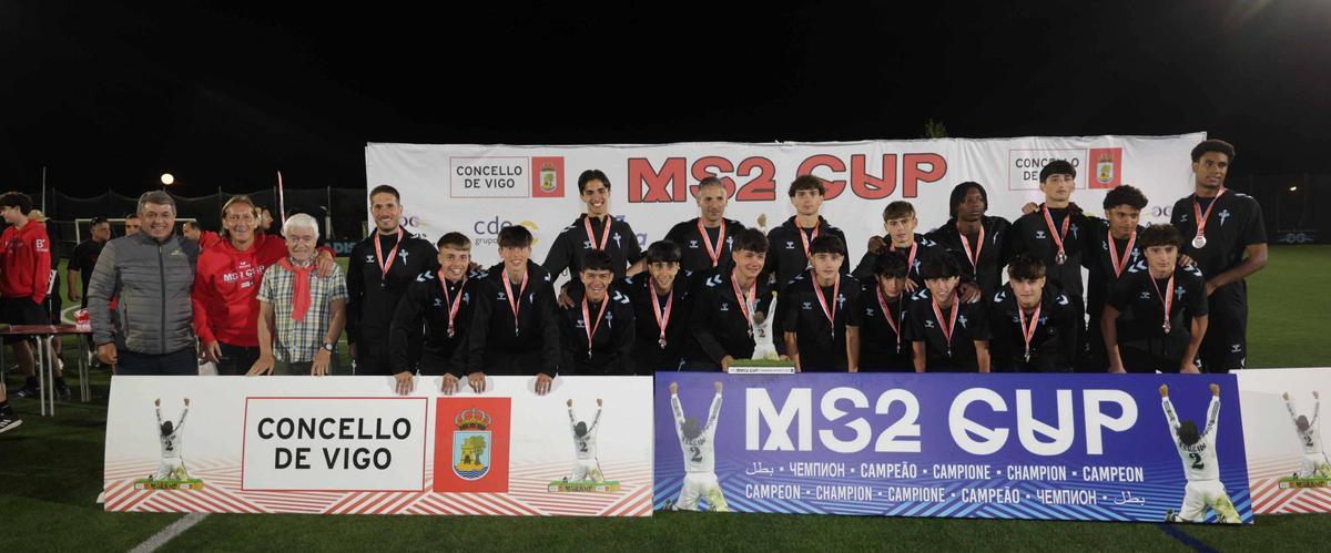 El Celta sub 16, con su trofeo.