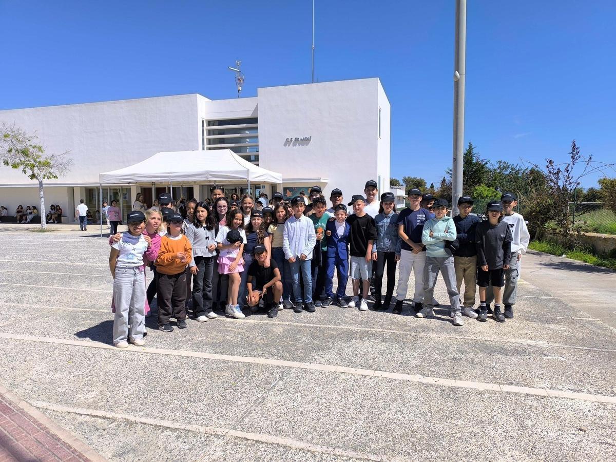 Varios niños que han participado en el programa posan tras exponer los resultados en la sala de cultura de Formentera