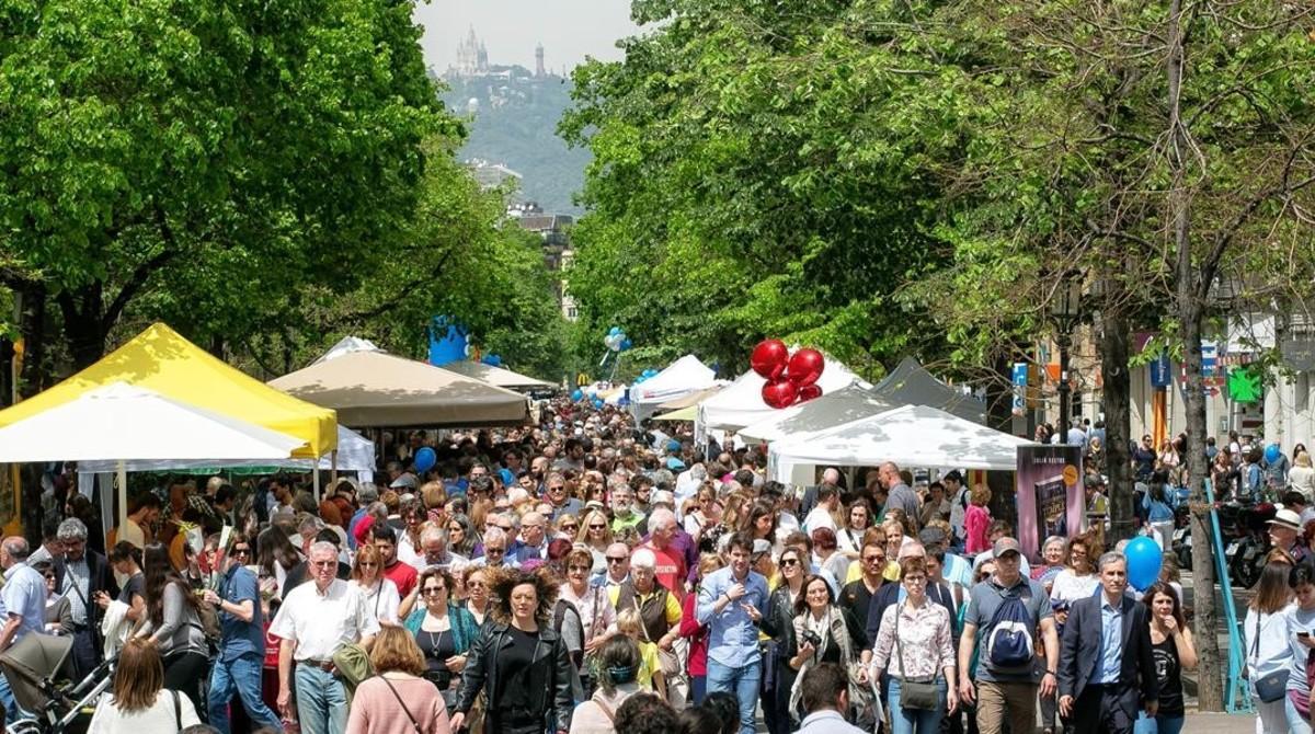 La Rambla de Catalunya durante la ’diada’ de Sant Jordi del 2018.