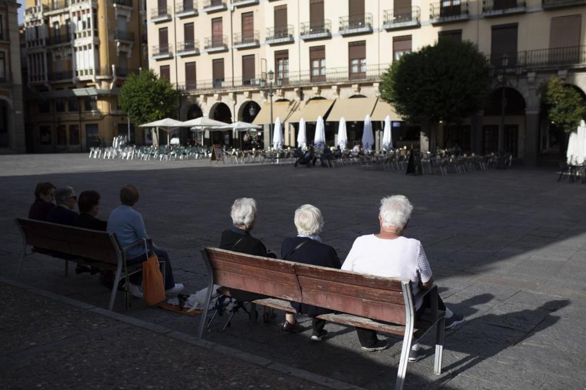 Personas mayores, en la Plaza Mayor de Zamora.