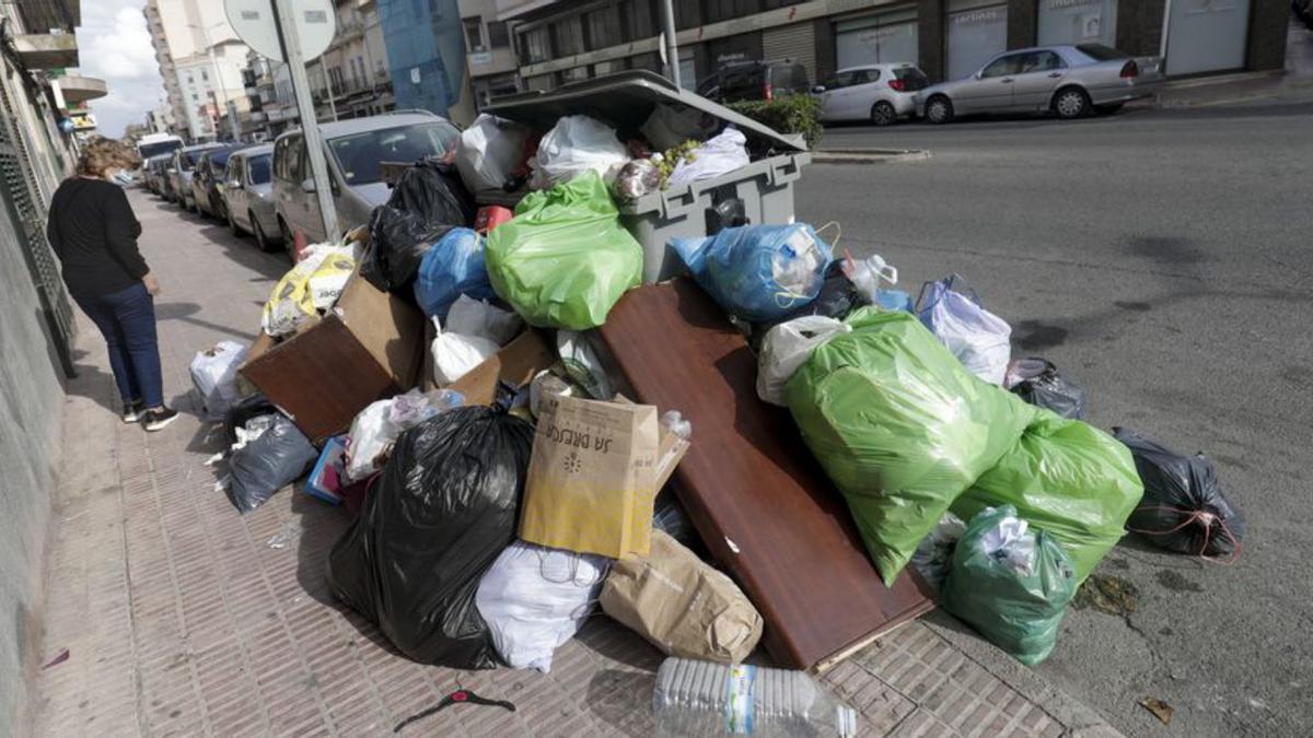 Foto de archivo de una huelga de recogida de basura. | MANU MIELNIEZUK