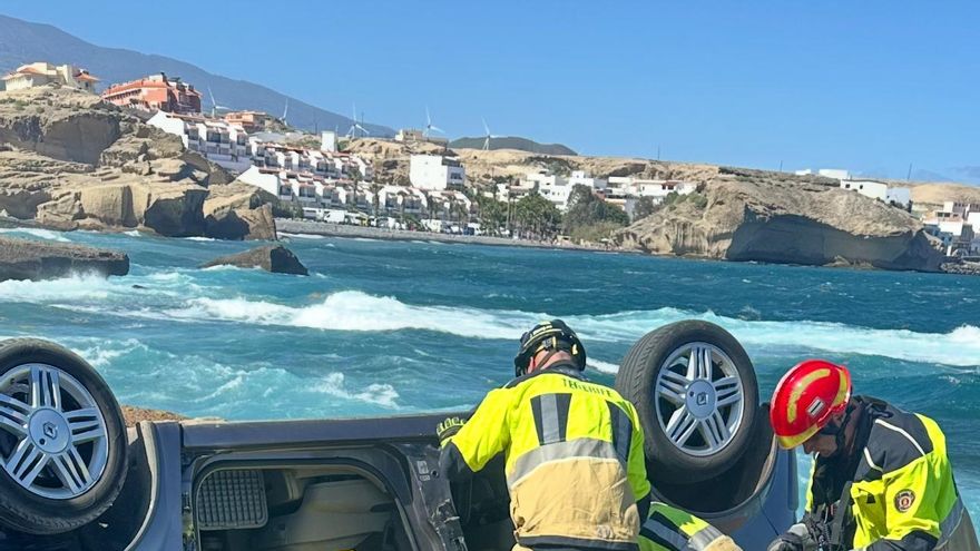 Un coche cae por un muro hacia la costa en Tenerife