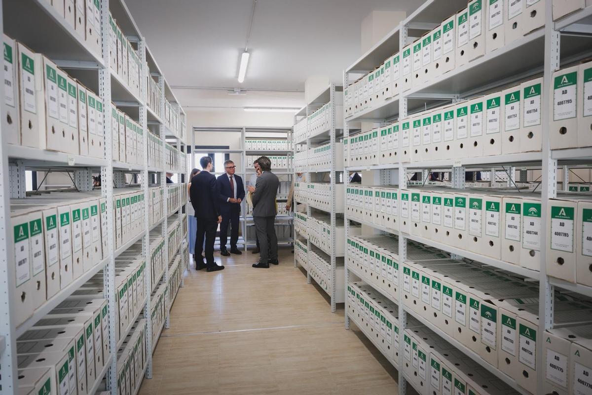 Manuel Gavira recorre las dependencias de los juzgados de Montilla.
