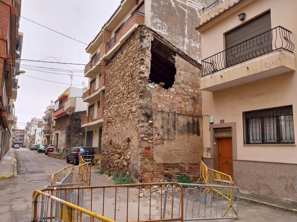 La calle García Ordóñez de Oliva, acotada con vallas por riesgo de desprendimientos.