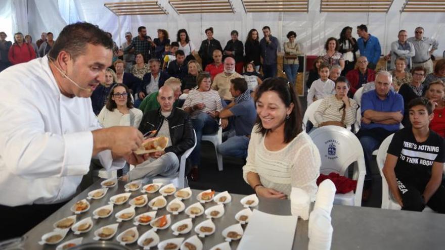Paco Caneda en una demostración de cocina del Marisco. |   //  FDV