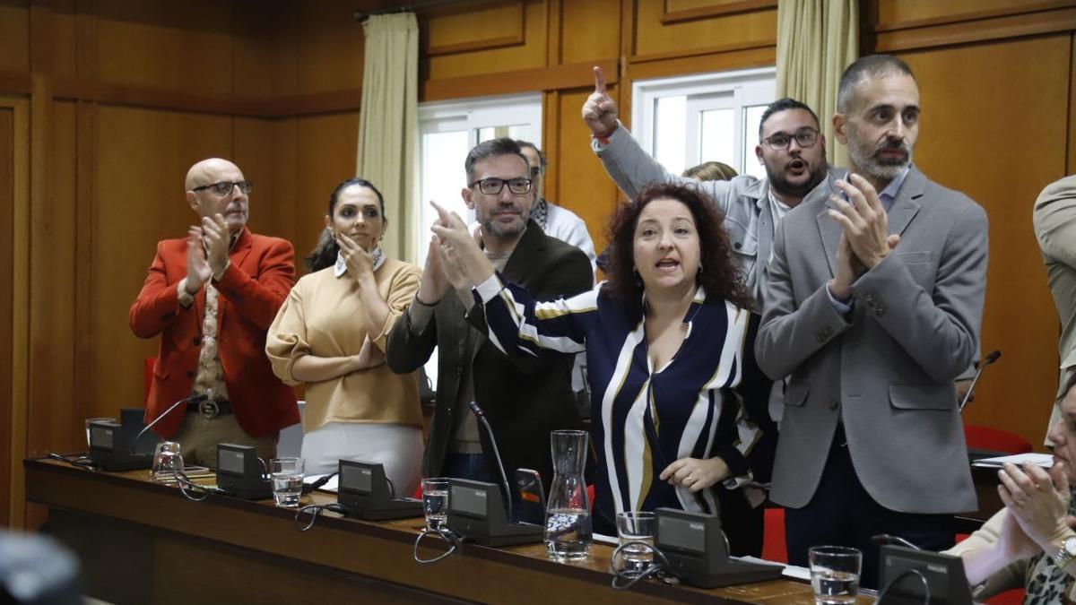 La oposición aplaude a los vecinos de Villarrubia que acudieron al pleno a pedir su centro de salud.