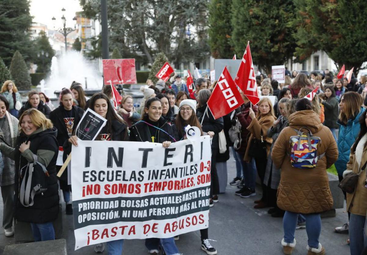 Trabajadoras de las escuelinas, frente a Educación, en Oviedo. | FERNANDO RODRÍGUEZ