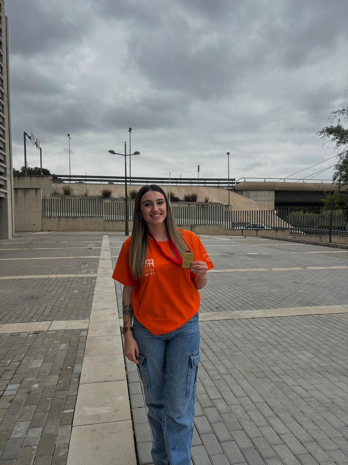Sara Machí, con su medalla autonómica.