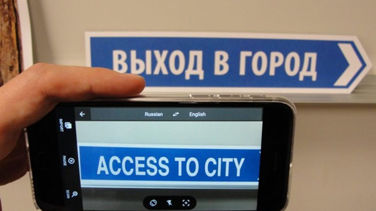 La cámara del móvil traduce al instante el mensaje de la señal.