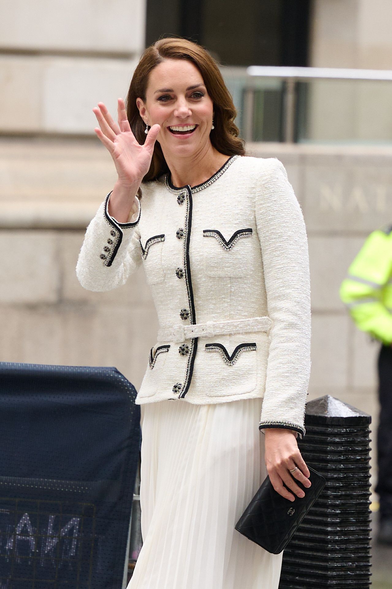 Kate Middleton, despampanante en la National Portrait Gallery de Londres con vestido trampantojo… y los stilettos de Meghan Markle