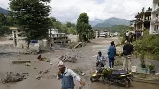 DIRECTO | Al menos dos desaparecidos son españoles en la riada de Nepal, con al menos 95 muertos confirmados