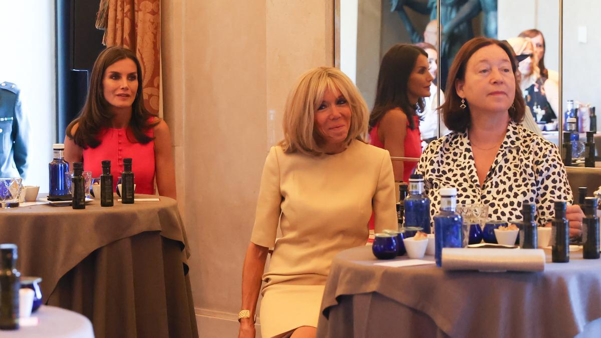 La reina Letizia, al fondo, la esposa del presidente de Francia, Brigitte Macron, y la mujer del secretario general de la OTAN, Ingrid Schulerud.