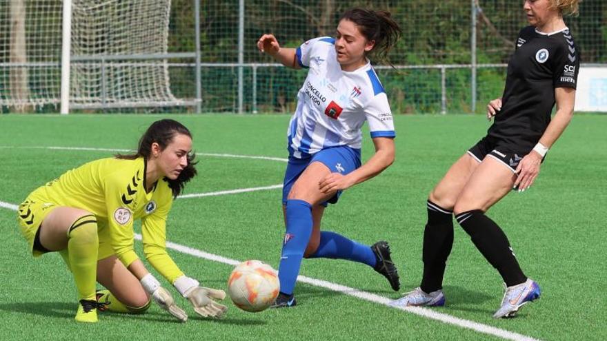 Elena, portera del Zaragoza, salva el cuero ante Noe y la estadounidense Lauren. // JOSÉ LORES