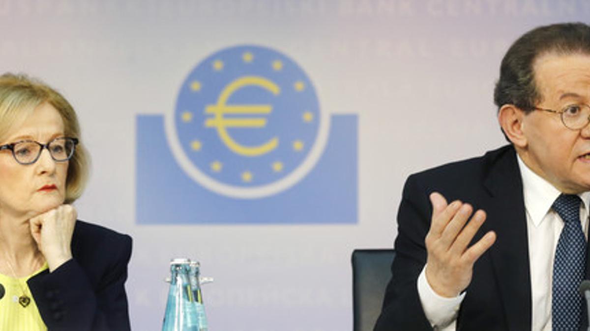 El vicepresidente del BCE, Vítor Constancio, junto a la supervisora del mecanismo de los test de solvencia, Daniele Nouy, durante la rueda de prensa que han ofrecido este domingo en Fráncfort.