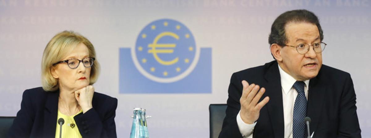 El vicepresident del BCE, Vítor Constancio, amb la supervisora del mecanisme dels tests de solvència, Daniele Nouy, durant la roda de premsa que han ofert aquest diumenge a Frankfurt.