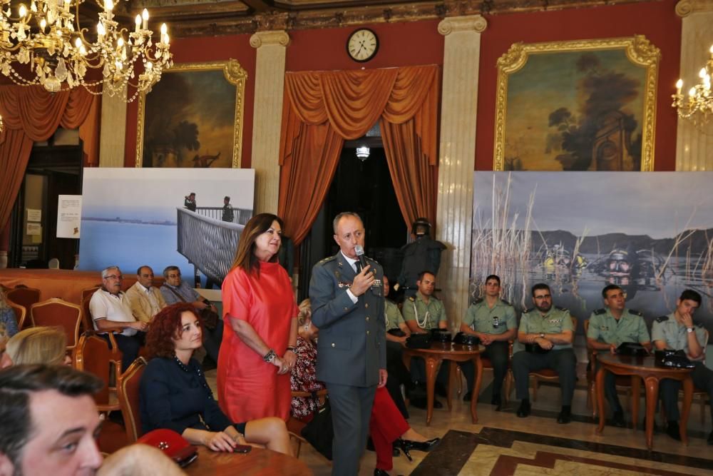 La Sociedad Casino de Torrevieja acoge hasta el lunes una exposición fotográfica de Manuel Lorenzo con motivo del 175 aniversario de la Guardia Civil. La inauguración el martes estuvo precedida por un