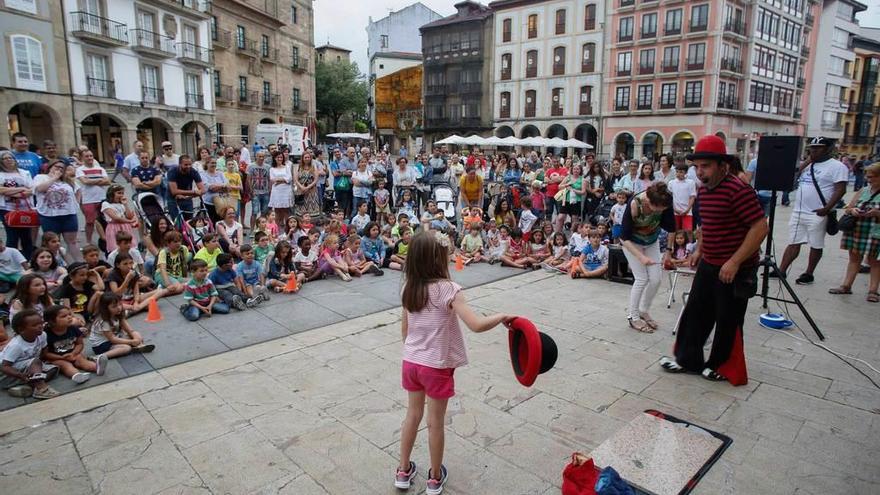 Público en una actuación del festival &quot;Astur Risas&quot;, el pasado viernes en la plaza de España.